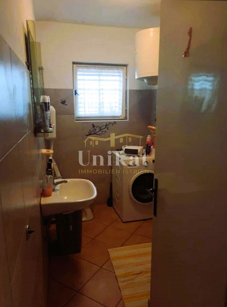 Kamnita dvojna hiša vseljiva, za obnovo